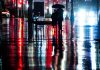 Fotografia uliczna jesienią – deszcz, parasole i światła witryn. Ustawienia aparatu i telefonu po zmroku