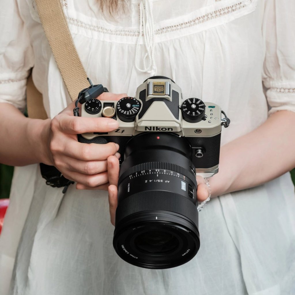 Fotografka trzyma Nikona Zf z obiektywem Viltrox AF 35 mm F1.4 Pro