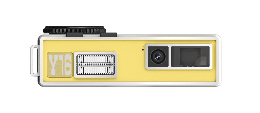 Yashica Y16 Pocket od przodu – wizjer optyczny, obiektyw i lampa ksenonowa