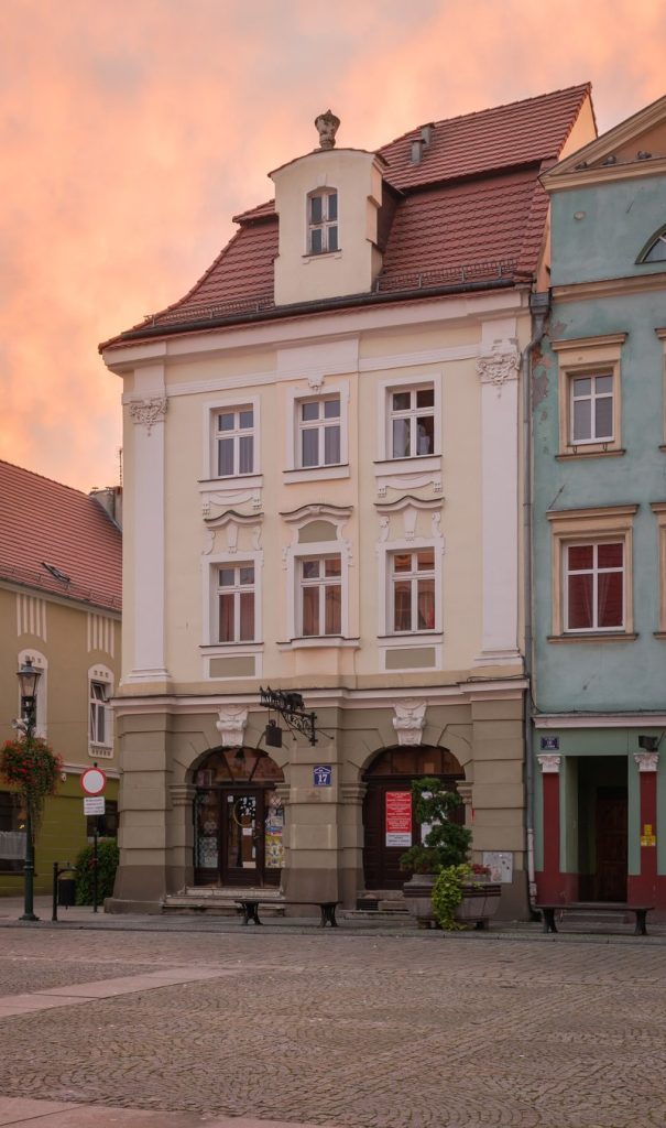 Kamienica przy Rynku 17 w Żarach – siedziba Salonu Wystaw Artystycznych Żarskiego Domu Kultury